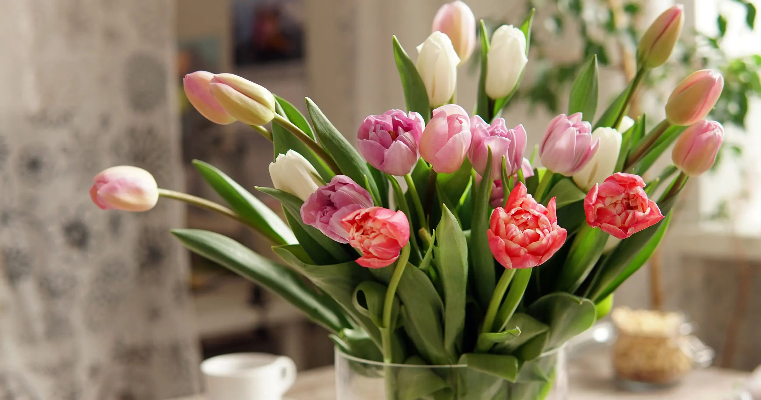 Bild på tulpaner i en vas på ett bord