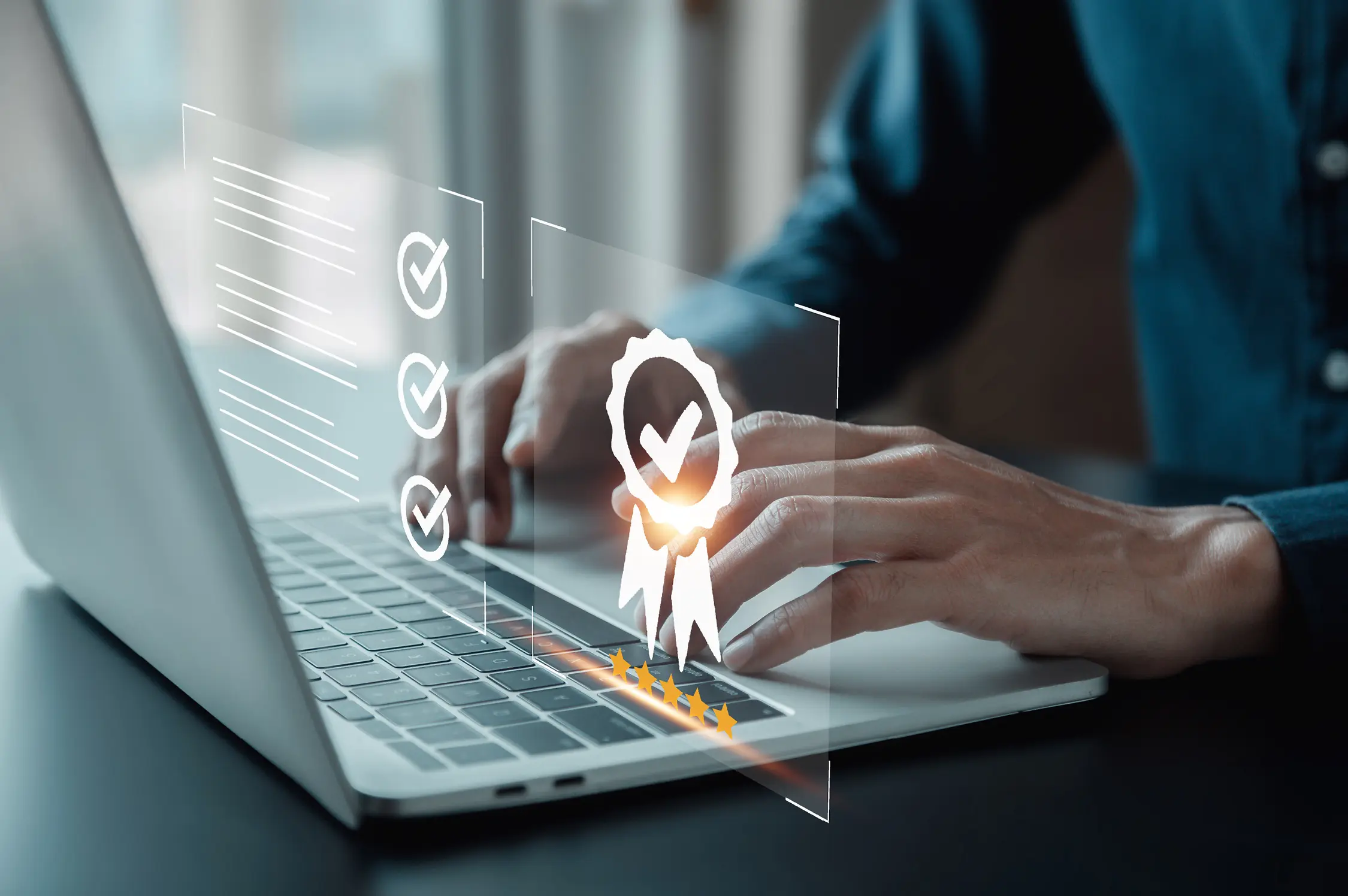 En montagebild på en dator med märken som speglar godkänd certifiering