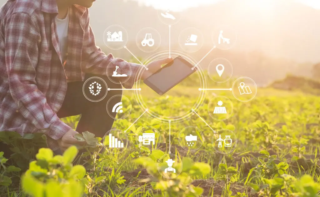 En lantbrukare i fält som kollar grödan bilden visar också illustrativa symboler inom lantbruk som till exempel en siluett av en traktor och en spade med jord