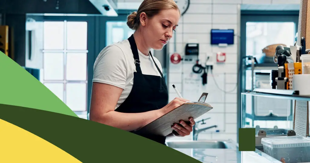 inspektör som inspekterar ett kök i livsmedelsbranschen