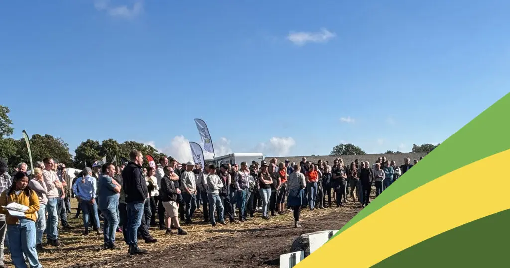 Mycket folk vid en demovisning på potatis- och hortofältdagen