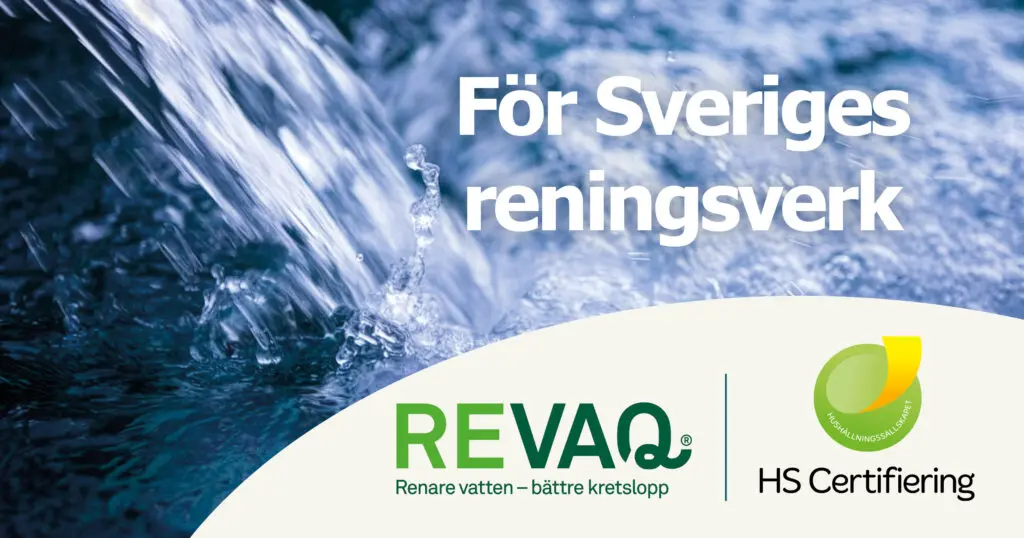 Vatten med texten "För Sveriges reningsverk" där logotypen för Revaq och HS Certifiering syns