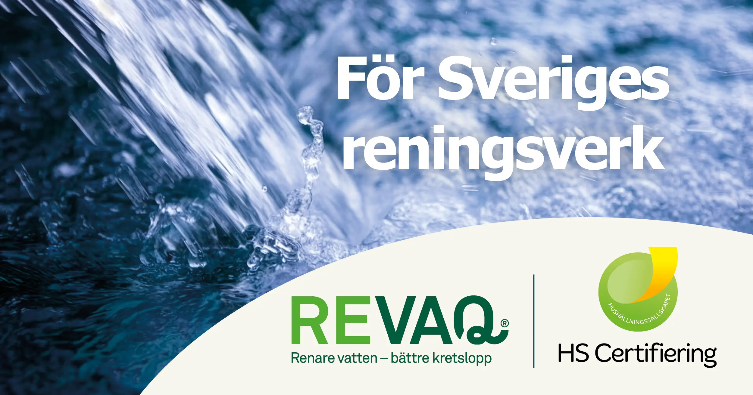 Vatten med texten "För Sveriges reningsverk" där logotypen för Revaq och HS Certifiering syns